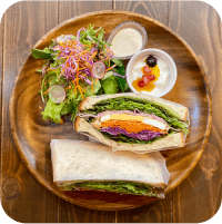 サンドウィッチやサラダが乗ったプレートの写真