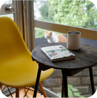 テーブルの上に本と飲み物が置かれた写真