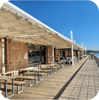 ベンチとテーブルがたくさん並んでいる写真